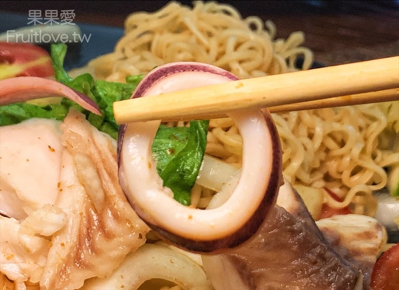 點我看大圖 每種食材有自己獨特的烤法,配上獨特的醬汁,好吃到停不下來,還有很道地的泰式涼拌媽媽麵