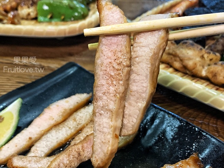 點我看大圖 每種食材有自己獨特的烤法,配上獨特的醬汁,好吃到停不下來,還有很道地的泰式涼拌媽媽麵