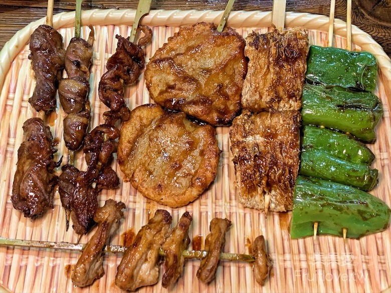 點我看大圖 每種食材有自己獨特的烤法,配上獨特的醬汁,好吃到停不下來,還有很道地的泰式涼拌媽媽麵