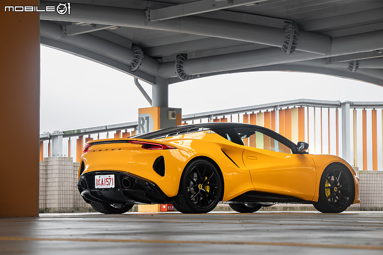 Lotus Emira V6 First Edition 試駕|純種跑車就該如此打造!