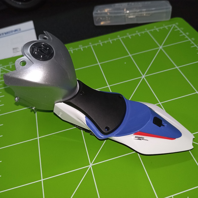 【模型新手也能輕鬆組 Part2】從0到100帶你一起組裝，MENG 1/9 BMW HP4 RACE MT-004s 重機模型 悅色版