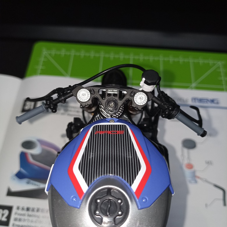 【模型新手也能輕鬆組 Part2】從0到100帶你一起組裝，MENG 1/9 BMW HP4 RACE MT-004s 重機模型 悅色版