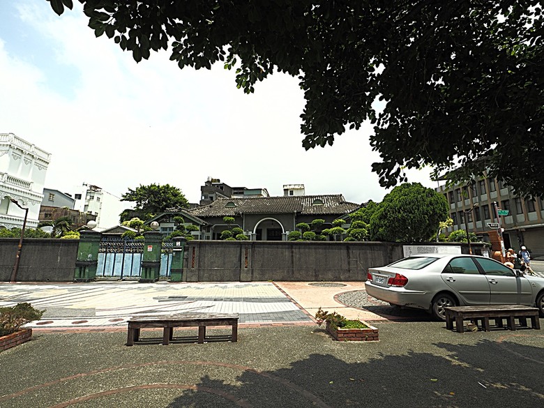 頭城老街(北門福德祠、盧纘祥公館、開蘭媽祖慶元宮、南門福德祠)、李榮春文學館、頭城文創園區,還有美味的車站前阿伯炸蛋蔥油餅 — 搭火車去宜蘭旅行之 頭城散步