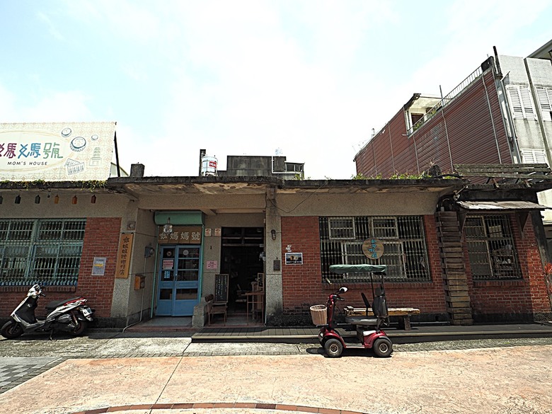 頭城老街(北門福德祠、盧纘祥公館、開蘭媽祖慶元宮、南門福德祠)、李榮春文學館、頭城文創園區,還有美味的車站前阿伯炸蛋蔥油餅 — 搭火車去宜蘭旅行之 頭城散步