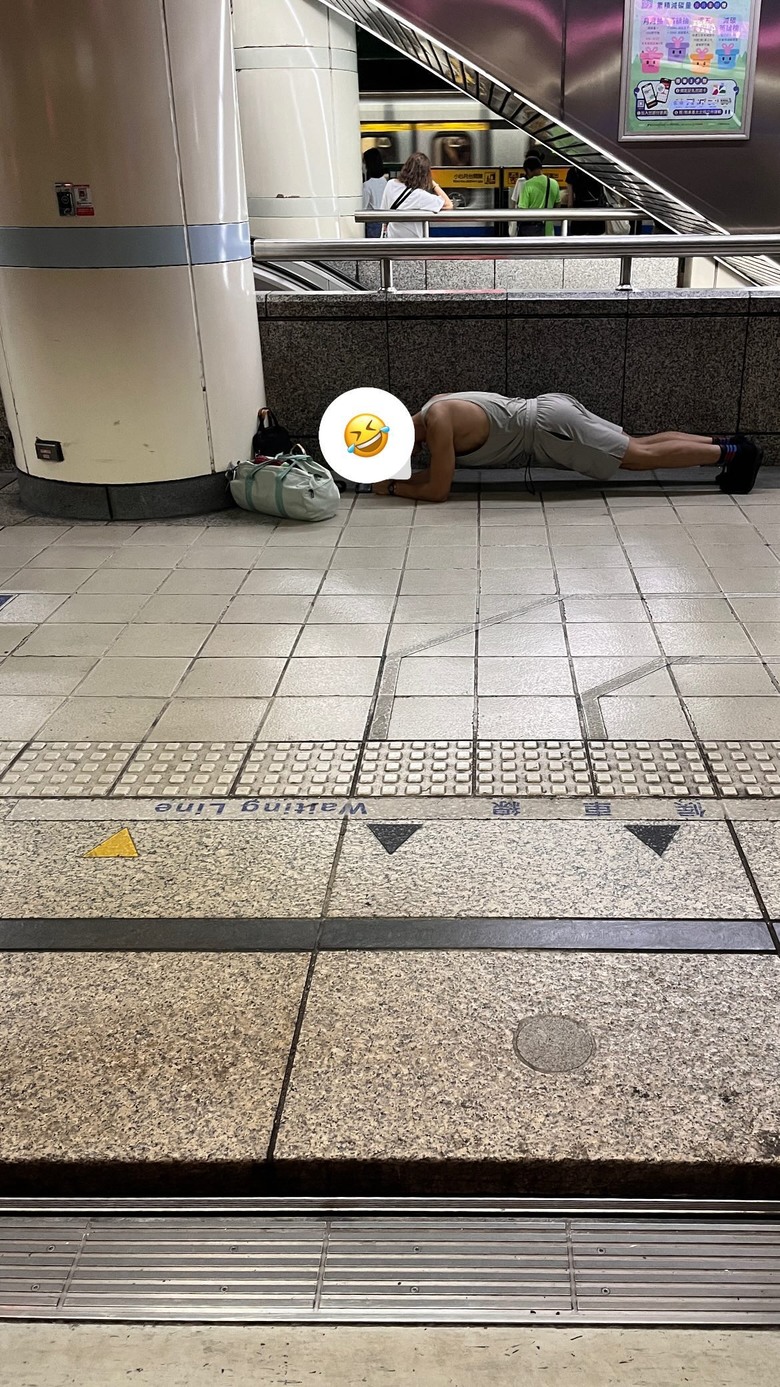 在捷運月台上?