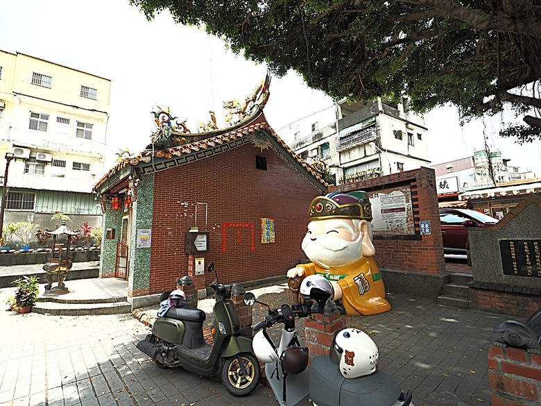 頭城老街(北門福德祠、盧纘祥公館、開蘭媽祖慶元宮、南門福德祠)、李榮春文學館、頭城文創園區,還有美味的車站前阿伯炸蛋蔥油餅 — 搭火車去宜蘭旅行之 頭城散步