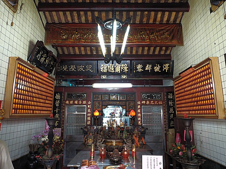 頭城老街(北門福德祠、盧纘祥公館、開蘭媽祖慶元宮、南門福德祠)、李榮春文學館、頭城文創園區,還有美味的車站前阿伯炸蛋蔥油餅 — 搭火車去宜蘭旅行之 頭城散步