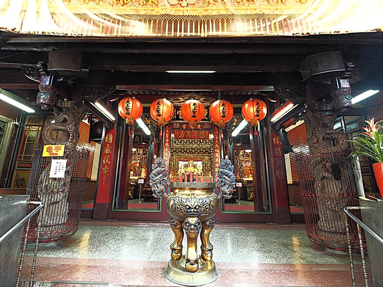 頭城老街(北門福德祠、盧纘祥公館、開蘭媽祖慶元宮、南門福德祠)、李榮春文學館、頭城文創園區，還有美味的車站前阿伯炸蛋蔥油餅 — 搭火車去宜蘭旅行之 頭城散步