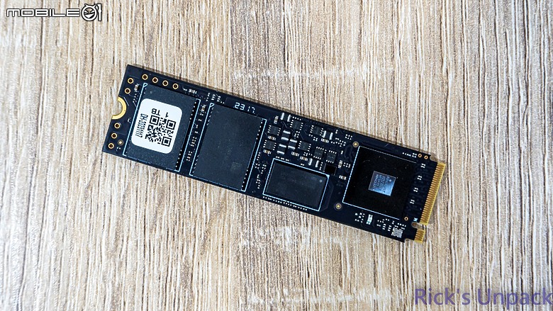 點我看大圖 【開箱】自帶石墨烯散熱片的頂速Gen4 SSD | T-FORCE G70 PRO PCIe Gen4 SSD