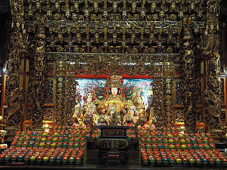 頭城老街(北門福德祠、盧纘祥公館、開蘭媽祖慶元宮、南門福德祠)、李榮春文學館、頭城文創園區,還有美味的車站前阿伯炸蛋蔥油餅 — 搭火車去宜蘭旅行之 頭城散步