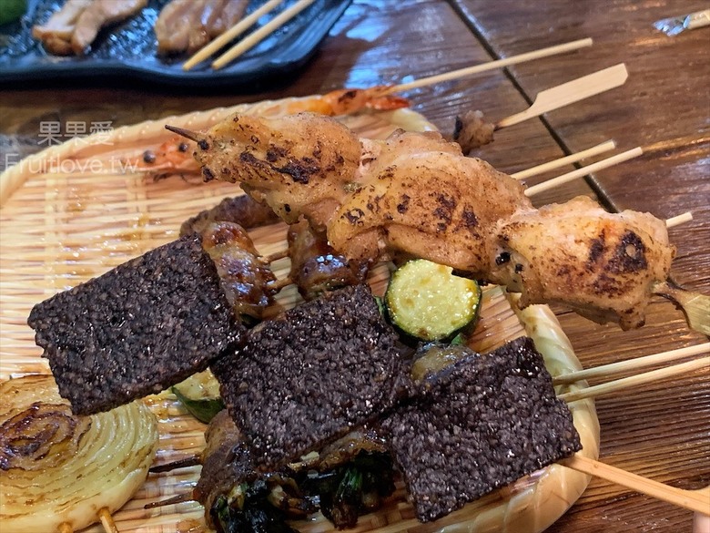 點我看大圖 每種食材有自己獨特的烤法,配上獨特的醬汁,好吃到停不下來,還有很道地的泰式涼拌媽媽麵