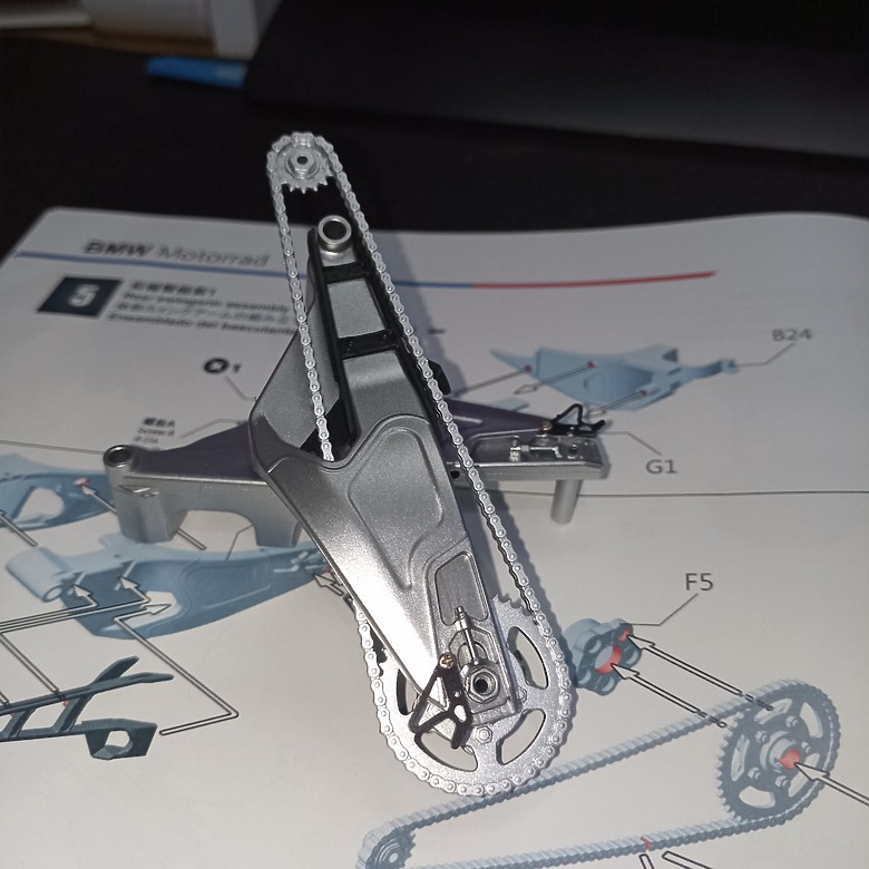 【模型新手也能輕鬆組 Part2】從0到100帶你一起組裝，MENG 1/9 BMW HP4 RACE MT-004s 重機模型 悅色版