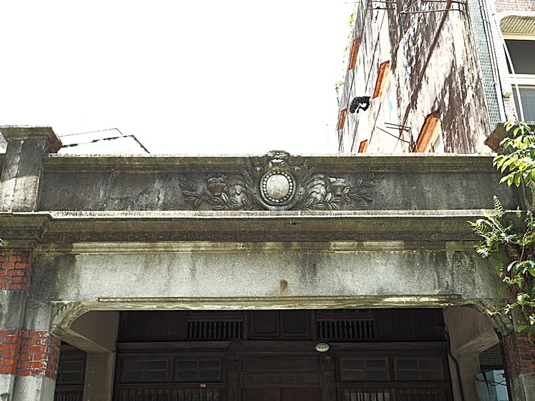 頭城老街(北門福德祠、盧纘祥公館、開蘭媽祖慶元宮、南門福德祠)、李榮春文學館、頭城文創園區,還有美味的車站前阿伯炸蛋蔥油餅 — 搭火車去宜蘭旅行之 頭城散步