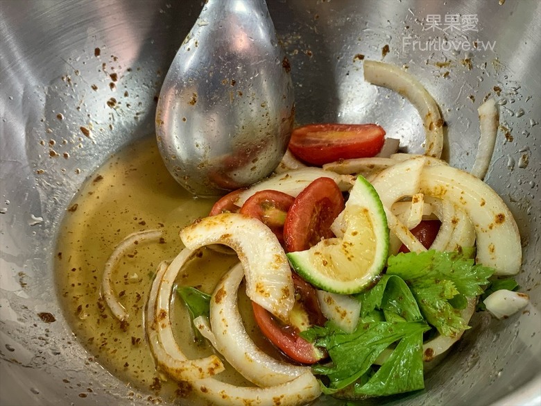 點我看大圖 每種食材有自己獨特的烤法,配上獨特的醬汁,好吃到停不下來,還有很道地的泰式涼拌媽媽麵