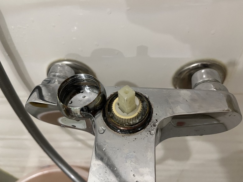 水龍頭拆了好久，被打敗了，求救