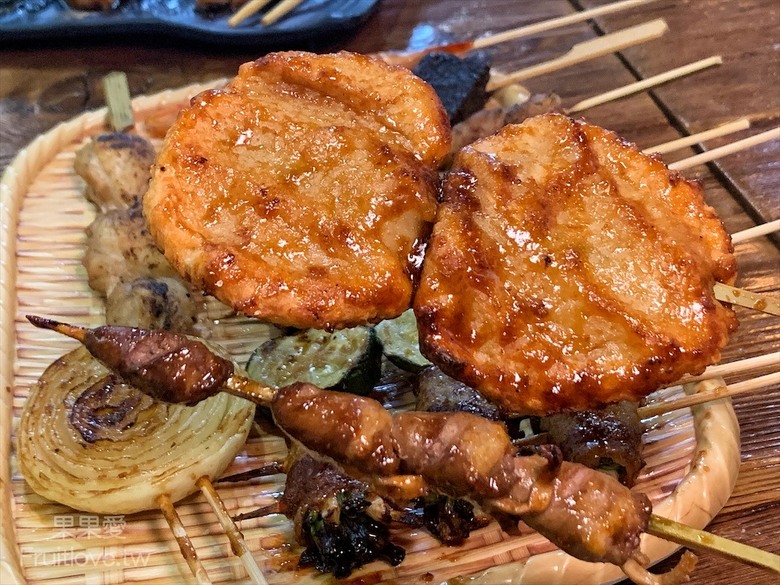 點我看大圖 每種食材有自己獨特的烤法,配上獨特的醬汁,好吃到停不下來,還有很道地的泰式涼拌媽媽麵