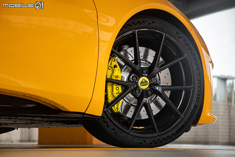 Lotus Emira V6 First Edition 試駕|純種跑車就該如此打造!