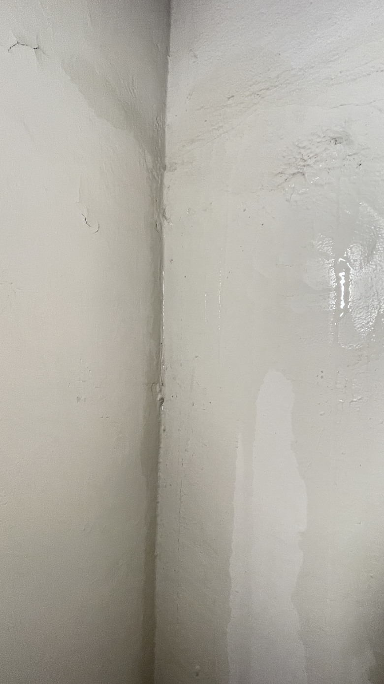 鄰居修繕刨除牆壁磁磚重鋪設，二樓並加裝馬達後，我家共壁漏水了