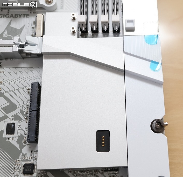 技嘉 B650E AORUS STEALTH ICE 白色質感背插美型