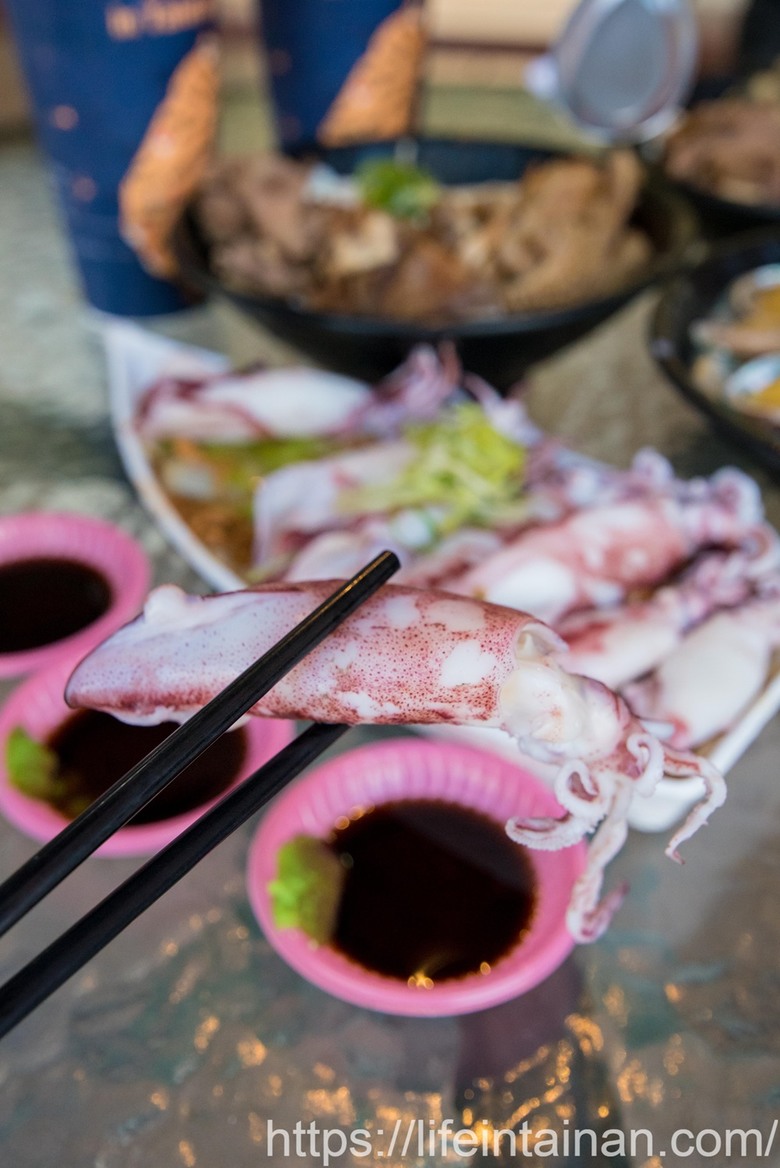 台南市北區來碗不一樣的肉燥飯，金三益新品，搭配精燉紅燒牛三寶和大顆韓國生蠔，蓋到看不到白飯，分量很足