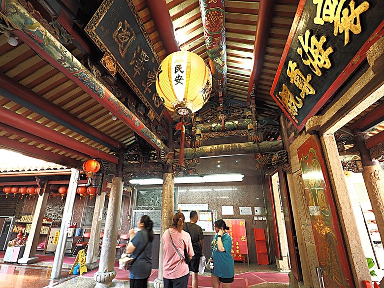 頭城老街(北門福德祠、盧纘祥公館、開蘭媽祖慶元宮、南門福德祠)、李榮春文學館、頭城文創園區，還有美味的車站前阿伯炸蛋蔥油餅 — 搭火車去宜蘭旅行之 頭城散步