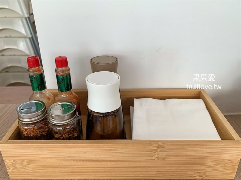 白色系咖啡廳氛圍的手工披薩店，很適合家人、朋友聚會或是下午茶的餐廳