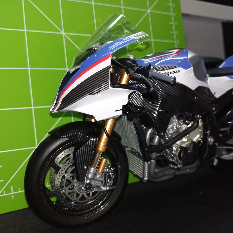 【模型新手也能輕鬆組 Part2】從0到100帶你一起組裝，MENG 1/9 BMW HP4 RACE MT-004s 重機模型 悅色版