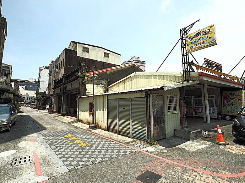 頭城老街(北門福德祠、盧纘祥公館、開蘭媽祖慶元宮、南門福德祠)、李榮春文學館、頭城文創園區,還有美味的車站前阿伯炸蛋蔥油餅 — 搭火車去宜蘭旅行之 頭城散步