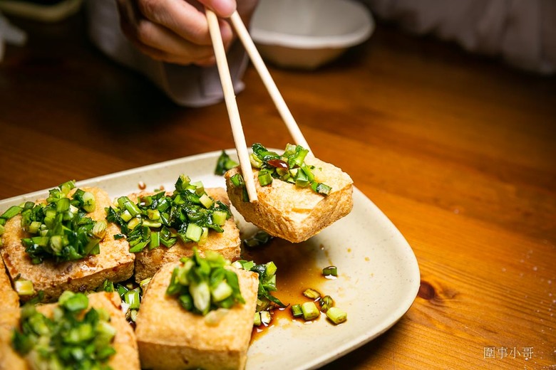 龍潭餐酒推薦-吉娜魯岸原民風味居，阿美族的熱情與美食都在這裡！大推烤魚跟韭菜臭豆腐喔喔喔！