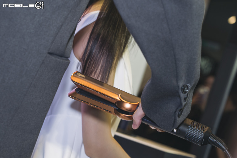 Dyson airstrait二合一吹風直髮器發表 以氣流打造亮麗直髮！