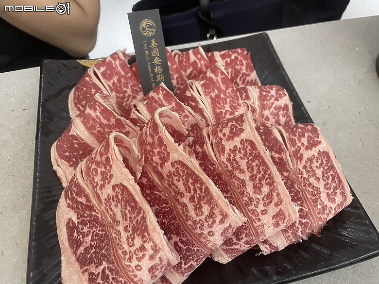 極鶴和牛鍋物：一場視覺與味蕾的頂級饗宴