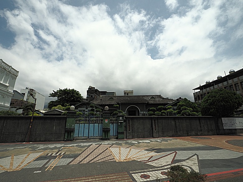 頭城老街(北門福德祠、盧纘祥公館、開蘭媽祖慶元宮、南門福德祠)、李榮春文學館、頭城文創園區，還有美味的車站前阿伯炸蛋蔥油餅 — 搭火車去宜蘭旅行之 頭城散步
