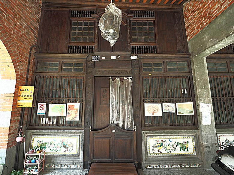 頭城老街(北門福德祠、盧纘祥公館、開蘭媽祖慶元宮、南門福德祠)、李榮春文學館、頭城文創園區,還有美味的車站前阿伯炸蛋蔥油餅 — 搭火車去宜蘭旅行之 頭城散步