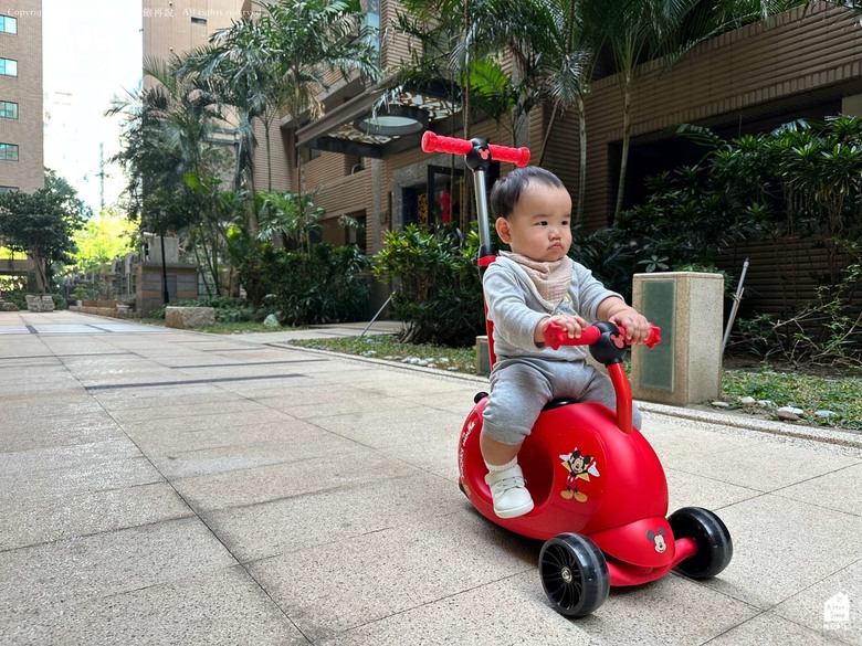 點我看大圖 4 IN 1迪士尼米奇四合一滑板車開箱_BABY CITY 娃娃城線上商城