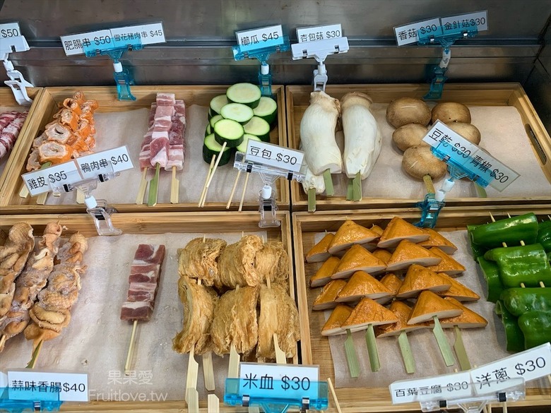 點我看大圖 每種食材有自己獨特的烤法,配上獨特的醬汁,好吃到停不下來,還有很道地的泰式涼拌媽媽麵