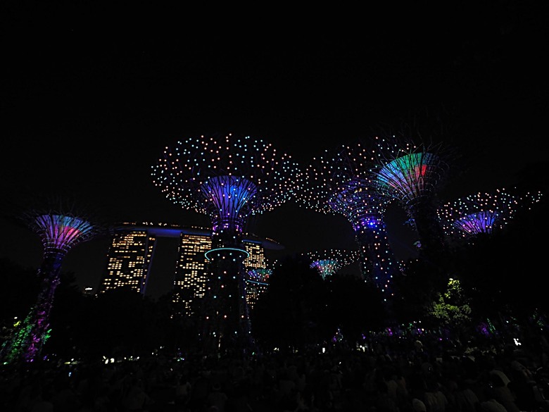 濱海灣花園 雲霧林(Cloud Forest)、花穹(Flower Dome) 及《莫內印象(Impressions of Monet)》特展、擎天樹叢(Supertree Grove)的《花園狂想曲(Garden Rhapsody)》聲光秀、遊園導覽車(Audio Tour)、Jurassic Nest FoodHall中的Hawker Chan燒肉飯，及金沙酒店《幻彩生輝(Spectra- A Light and Water)》燈光秀 — 赤道三國文化休閒行旅 之 新加坡篇 第五回 濱海灣花園