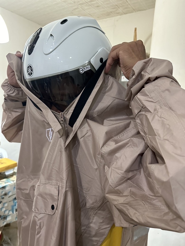 在外跑的雨天良伴 C2C側開雨衣 實穿分享