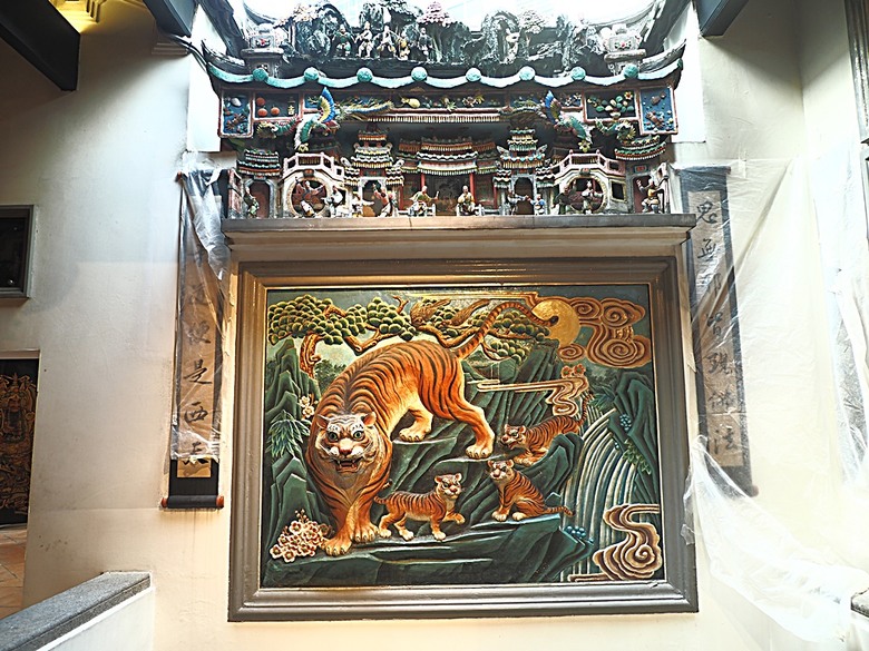 牛車水(Chinatown)市街之巴剎壁畫、粵海清廟、福德祠、天福宮、城市展覽館(Singapore City Gallery)，以及麥士威熟食中心(Maxwell Food Centre)中之天天海南雞飯 — 赤道三國文化休閒行旅 之 新加坡篇 第一回 牛車水(Chinatown) 與直落亞逸(Telok Ayer)
