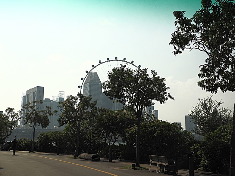 濱海灣花園 雲霧林(Cloud Forest)、花穹(Flower Dome) 及《莫內印象(Impressions of Monet)》特展、擎天樹叢(Supertree Grove)的《花園狂想曲(Garden Rhapsody)》聲光秀、遊園導覽車(Audio Tour)、Jurassic Nest FoodHall中的Hawker Chan燒肉飯,及金沙酒店《幻彩生輝(Spectra- A Light and Water)》燈光秀 — 赤道三國文化休閒行旅 之 新加坡篇 第五回 濱海灣花園