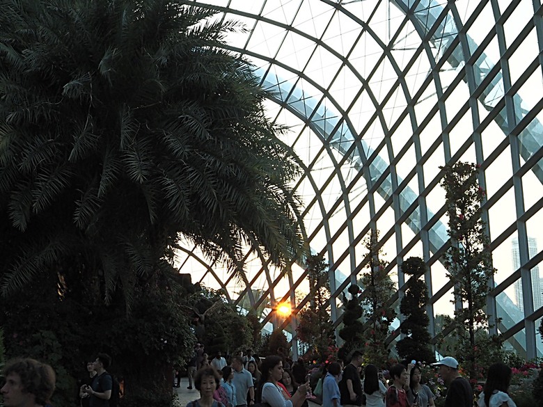 濱海灣花園 雲霧林(Cloud Forest)、花穹(Flower Dome) 及《莫內印象(Impressions of Monet)》特展、擎天樹叢(Supertree Grove)的《花園狂想曲(Garden Rhapsody)》聲光秀、遊園導覽車(Audio Tour)、Jurassic Nest FoodHall中的Hawker Chan燒肉飯,及金沙酒店《幻彩生輝(Spectra- A Light and Water)》燈光秀 — 赤道三國文化休閒行旅 之 新加坡篇 第五回 濱海灣花園
