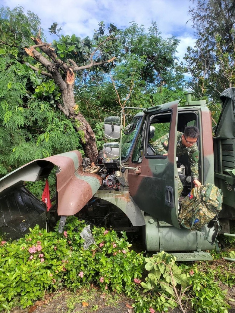 軍車撞路樹，駕駛兵在忙什麼？