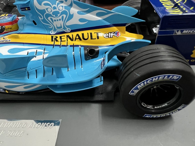 [開箱]F1 1/18 RENAULT R25 FERNANDO ALONSO BELGIAN GP