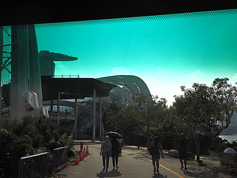 濱海灣花園 雲霧林(Cloud Forest)、花穹(Flower Dome) 及《莫內印象(Impressions of Monet)》特展、擎天樹叢(Supertree Grove)的《花園狂想曲(Garden Rhapsody)》聲光秀、遊園導覽車(Audio Tour)、Jurassic Nest FoodHall中的Hawker Chan燒肉飯,及金沙酒店《幻彩生輝(Spectra- A Light and Water)》燈光秀 — 赤道三國文化休閒行旅 之 新加坡篇 第五回 濱海灣花園