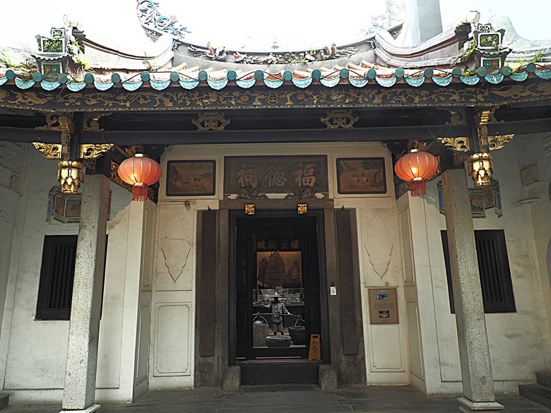 牛車水(Chinatown)市街之巴剎壁畫、粵海清廟、福德祠、天福宮、城市展覽館(Singapore City Gallery),以及麥士威熟食中心(Maxwell Food Centre)中之天天海南雞飯 — 赤道三國文化休閒行旅 之 新加坡篇 第一回 牛車水(Chinatown) 與直落亞逸(Telok Ayer)