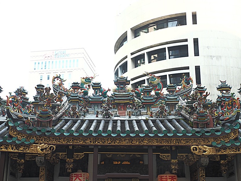 牛車水(Chinatown)市街之巴剎壁畫、粵海清廟、福德祠、天福宮、城市展覽館(Singapore City Gallery),以及麥士威熟食中心(Maxwell Food Centre)中之天天海南雞飯 — 赤道三國文化休閒行旅 之 新加坡篇 第一回 牛車水(Chinatown) 與直落亞逸(Telok Ayer)