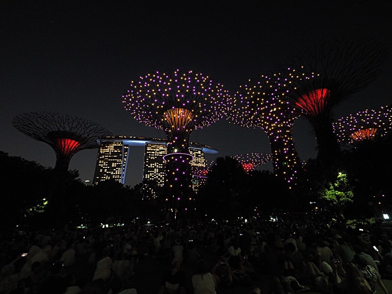 濱海灣花園 雲霧林(Cloud Forest)、花穹(Flower Dome) 及《莫內印象(Impressions of Monet)》特展、擎天樹叢(Supertree Grove)的《花園狂想曲(Garden Rhapsody)》聲光秀、遊園導覽車(Audio Tour)、Jurassic Nest FoodHall中的Hawker Chan燒肉飯，及金沙酒店《幻彩生輝(Spectra- A Light and Water)》燈光秀 — 赤道三國文化休閒行旅 之 新加坡篇 第五回 濱海灣花園