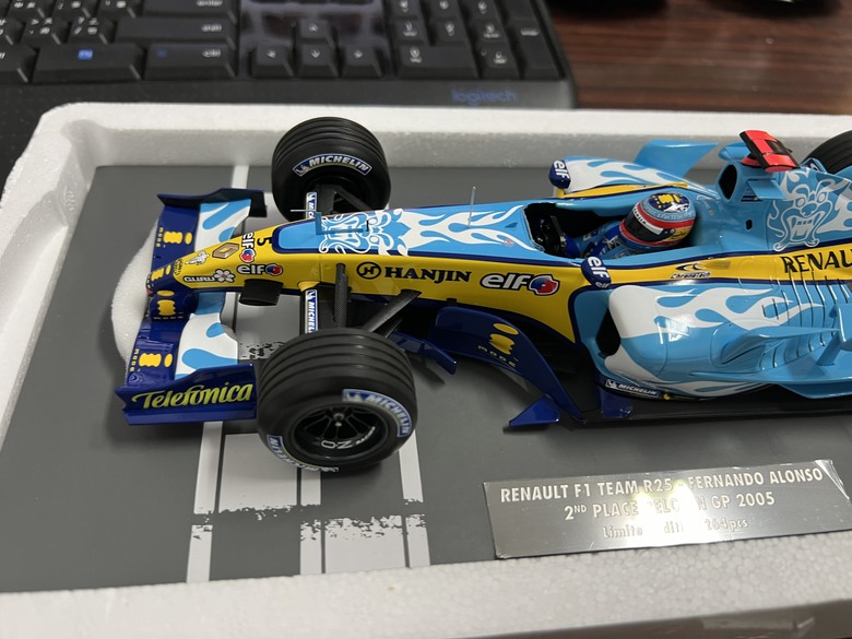 [開箱]F1 1/18 RENAULT R25 FERNANDO ALONSO BELGIAN GP