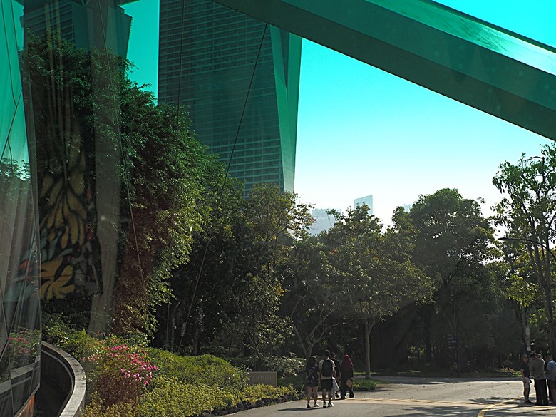 濱海灣花園 雲霧林(Cloud Forest)、花穹(Flower Dome) 及《莫內印象(Impressions of Monet)》特展、擎天樹叢(Supertree Grove)的《花園狂想曲(Garden Rhapsody)》聲光秀、遊園導覽車(Audio Tour)、Jurassic Nest FoodHall中的Hawker Chan燒肉飯,及金沙酒店《幻彩生輝(Spectra- A Light and Water)》燈光秀 — 赤道三國文化休閒行旅 之 新加坡篇 第五回 濱海灣花園