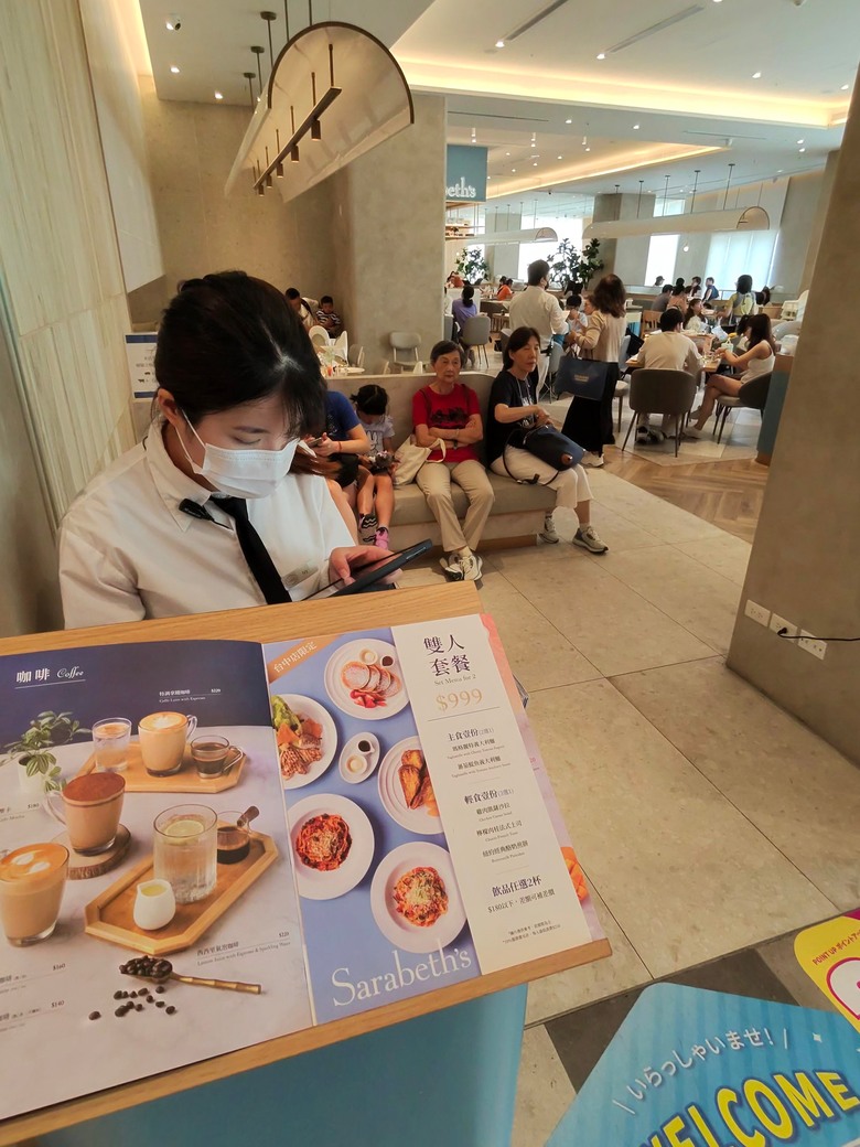 一日中部來回快閃 - Lalaport好熱鬧 / 早餐女王點心吃不完 /鹿港光影藝術節 (角落小夥伴好可愛)