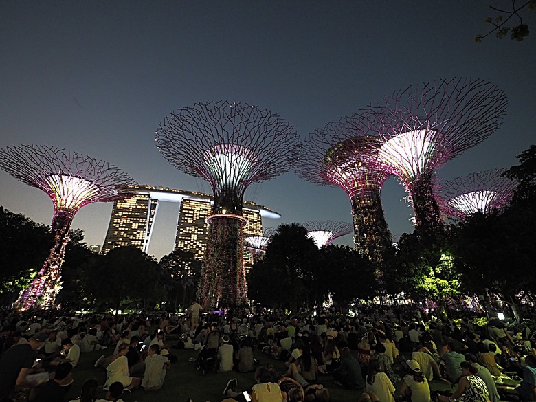 濱海灣花園 雲霧林(Cloud Forest)、花穹(Flower Dome) 及《莫內印象(Impressions of Monet)》特展、擎天樹叢(Supertree Grove)的《花園狂想曲(Garden Rhapsody)》聲光秀、遊園導覽車(Audio Tour)、Jurassic Nest FoodHall中的Hawker Chan燒肉飯,及金沙酒店《幻彩生輝(Spectra- A Light and Water)》燈光秀 — 赤道三國文化休閒行旅 之 新加坡篇 第五回 濱海灣花園